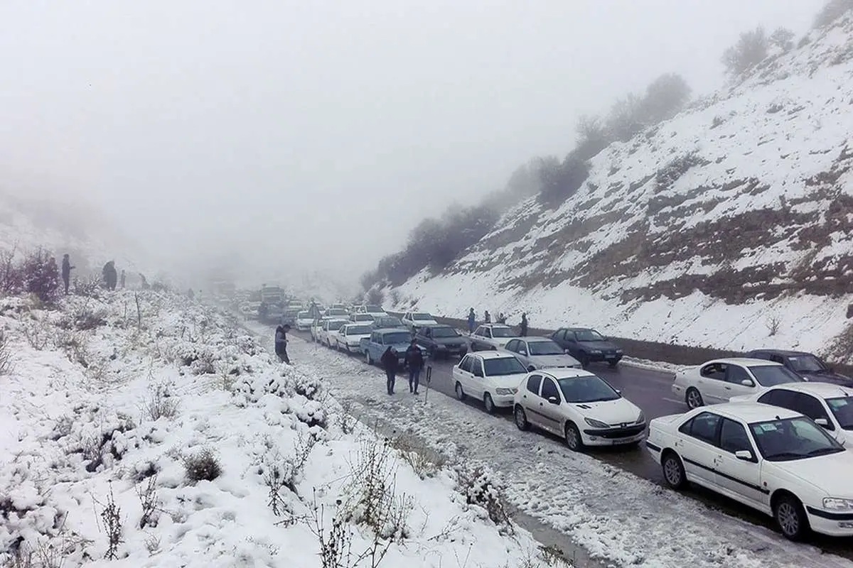 بارندگی و بارش برف در جاده‌های ۸ استان